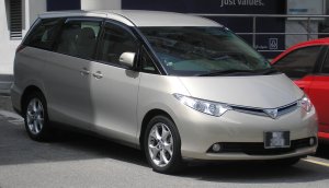 Toyota_Estima_third_generation_front_Serdang.jpg