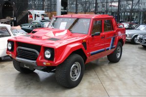 Lamborghini_LM002_Gen1_Type129_1986-1993_1988_frontleft_2013-03-17_U.jpg