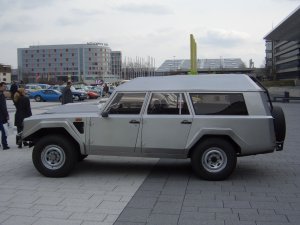 Lamborghini_LM002_Brunei_1989_side_2009-03-14_A.jpg