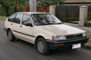 1987_Toyota_Corolla_AE82_CS_Seca_liftback_2015-07-09_01.jpg