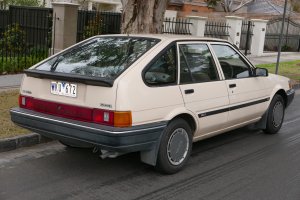 1987_Toyota_Corolla_AE82_CS_Seca_liftback_2015-07-09_02.jpg