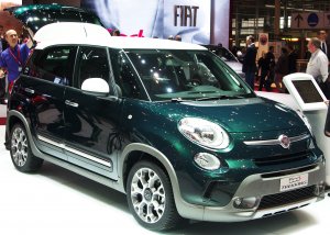 __13_-_Italian_fashion_SUV_-_Fiat_500L_Trekking_green_and_white_high_bright_for_wikipedia.jpg