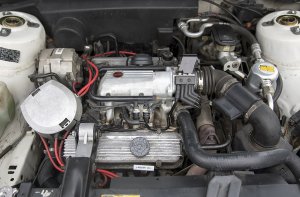 1200px-1985_Buick_38_V6_MPFI_in_Oldsmobile_Cutlass_Ciera_convertible_Hershey_2019.jpg