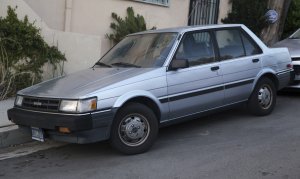 1987_Toyota_Corolla_LE_sedan_front_left.jpg