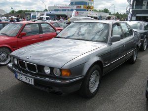 BMW_740i_E32_8918389508.jpg