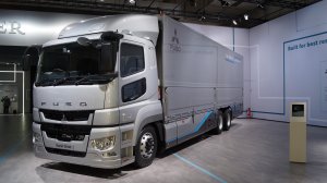Mitsubishi_Fuso_Super_Great_FU_6x2_-_Front_and_left_side_IAA_2018.jpg
