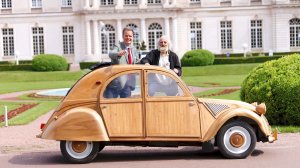 la-belle-lochoise-l-unique-citroen-2-cv-en-bois-devant-le-chateau-d-artigny.jpg