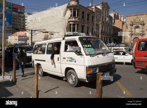 hora-punta-en-el-centro-de-la-paz-con-una-linea-de-micro-buses-bolivia-ajganp.jpg