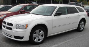2008_Dodge_Magnum_SE.jpg