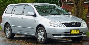 2001-2003_Toyota_Corolla_ZZE122R_Conquest_station_wagon_2011-08-17_01.jpg