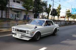 1971-nissan-skyline-2000-gt-r-front-three-quarters-in-motion-02.jpg