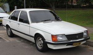 1983_Holden_Commodore_VH_SL_sedan_24203476572.jpg
