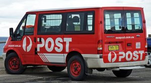 2000-2004_Ford_Transit_VH_low_roof_SWB_van_Australia_Post_01.jpg