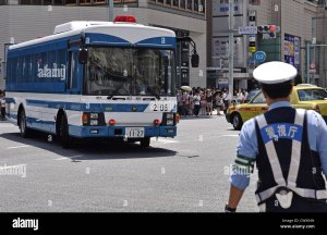 police-bus-and-policeman-in-ginza-district-tokyo-japan-CWX04N.jpg