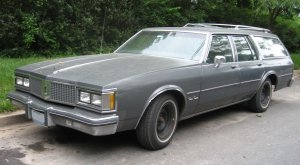 Oldsmobile-Custom-Cruiser.jpg
