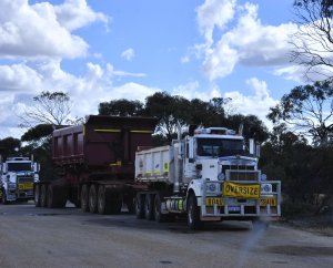 KenworthC508PullingC540Trailers2.jpg