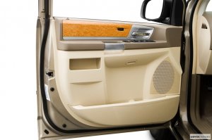 2008_chrysler_town-and-country_passenger-minivan_limited_dp_evox_1_815.jpg