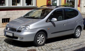 1200px-Daewoo_Rezzo_Front.jpg