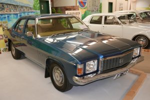 1976_Holden_Kingswood_HJ_sedan_2015-08-29_02.jpg