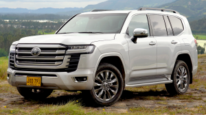 2021_Toyota_Land_Cruiser_300_34_ZX_Colombia_front_view_04.png
