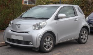 1920px-2010_Toyota_iQ2_VVT-i_10_Front.jpg