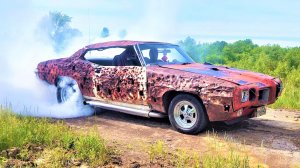 001-1970-pontiac-gto-holey-goat-burnout.jpg