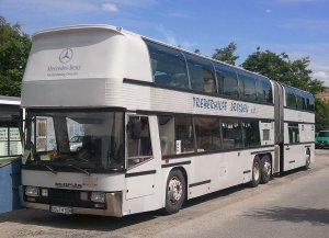1280px-Neoplan_Jumbocruiser_N138-4_cropped.jpg