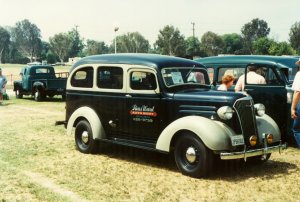 1937ChevroletCarryallSuburbanfront.jpg