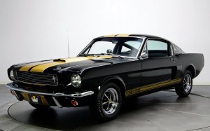 coches-cl-sicos-negro-con-franja-amarilla-mustang.jpg