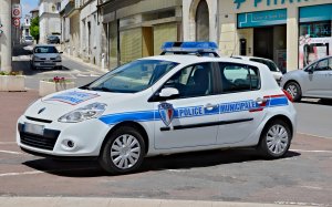 Chateauneuf_16_Clio_Police_Mun_2013.jpg