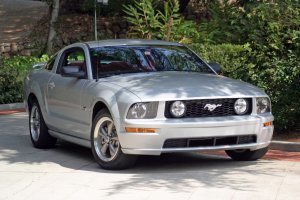 2005_Ford_Mustang_GT_silver_CN333922-006-scaled.jpg