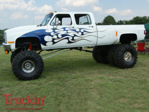 0904trweb_39_z+2008_southeast_showdown_truck_show+lifted_chevy_c30_dually.jpg