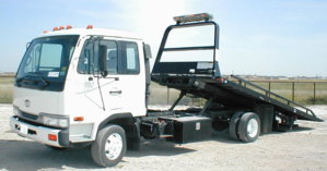 2000NissanUD180019'RollbackWrecker(P2329),leftfront(bedrolledback).JPG