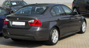 BMW_325i_M-Sportpaket_(E90)_rear_20100801.jpg