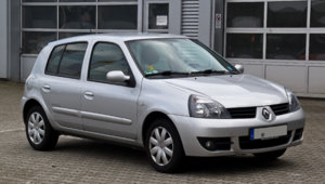 Renault_Clio_Campus_Extreme_(II,_3._Facelift)_–_Frontansicht,_1._September_2012,_Heiligenhaus.jpg