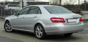 Mercedes-Benz_E_200_CDI_BlueEFFICIENCY_Avantgarde_(W_212)_rear-1_20110115.jpg