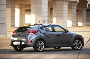 2012_Hyundai_Veloster_Rear-thumb-530x352-15578.jpg