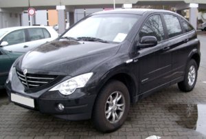 1280px-SsangYong_Actyon_front_20080303.jpg
