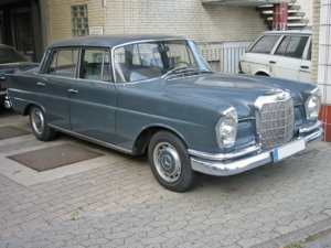 Mercedes_230s_v_sst.jpg