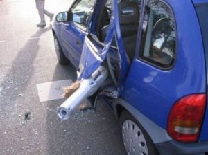weird_car_crashes_640_32.jpg
