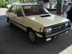 Beige_FSO_Polonez_MR'83_1.5_L_with_rectangular_headlights_in_Kraków.jpg