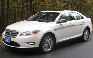 640px-2010_Ford_Taurus_Limited_1_--_10-31-2009.jpg