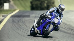 2017-Yamaha-YZF-R1-EU-Race-Blu-Action-003.jpg