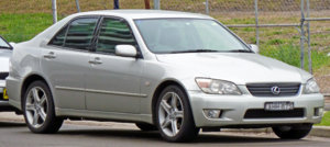 1999-2005_Lexus_IS_200_GXE10R_sedan_04.jpg