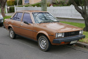 1983_Toyota_Corolla_KE70_CS_sedan_2015-07-03_01.jpg