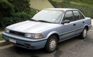 1990-Toyota-Corolla-blue-front-quarter-610x380.jpg