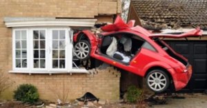 crashing_audi_tt_house_03.jpg