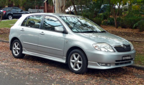 2001-2004_Toyota_Corolla_(ZZE122R)_Levin_5-door_hatchback_01.jpg