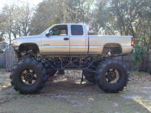 lifted-trucks-mud-bogging.jpg