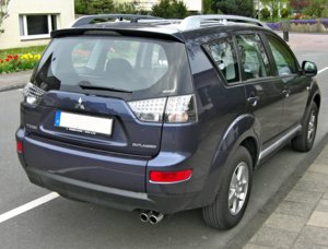 Mitsubishi_Outlander_Facelift_rear.jpg